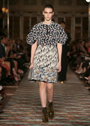 ディオール、メゾンのアーカイブと英国文化をミックス。時代への好奇心が奇抜なスパイスに【17年クルーズ】