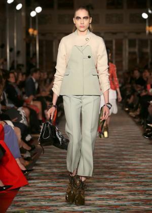 ディオール、メゾンのアーカイブと英国文化をミックス。時代への好奇心が奇抜なスパイスに【17年クルーズ】