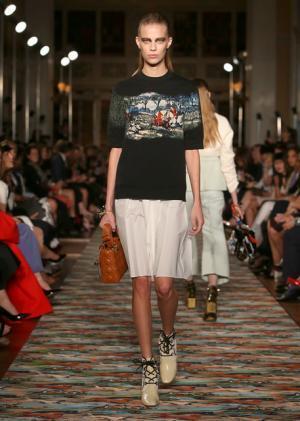 ディオール、メゾンのアーカイブと英国文化をミックス。時代への好奇心が奇抜なスパイスに【17年クルーズ】