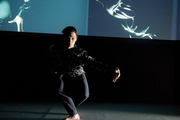 人とAIがダンスで共演。「旅するルイ・ヴィトン」展会場で森山未來、真鍋大度らによる一夜限りのパフォーマンス