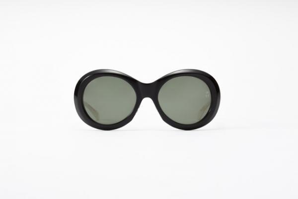 オードリー・ヘプバーンも愛用したサングラスがフレッドペリー×オリバー・ゴールドスミスにより復刻