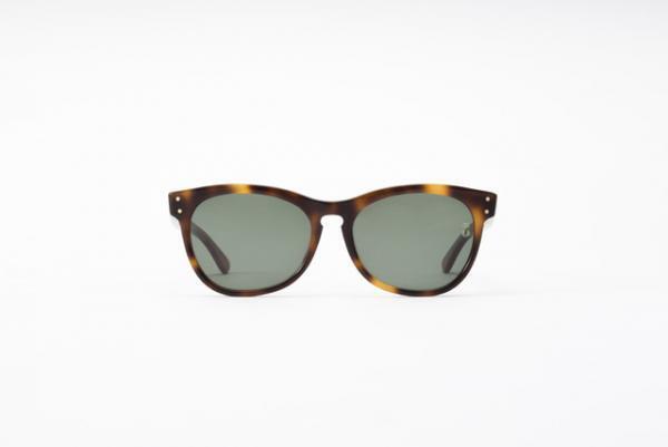 オードリー・ヘプバーンも愛用したサングラスがフレッドペリー×オリバー・ゴールドスミスにより復刻