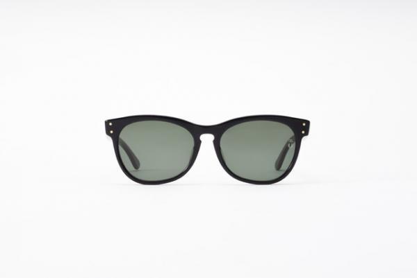 オードリー・ヘプバーンも愛用したサングラスがフレッドペリー×オリバー・ゴールドスミスにより復刻