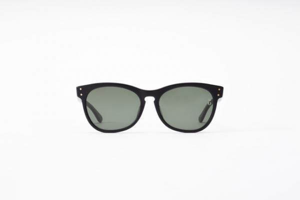 オードリー・ヘプバーンも愛用したサングラスがフレッドペリー×オリバー・ゴールドスミスにより復刻