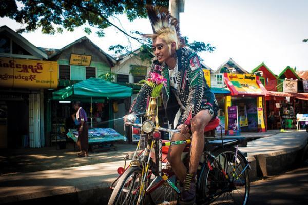 コンゴ共和国の“サプール”を世に知らしめた写真家、ダニエーレ・タマーニの新刊が発売