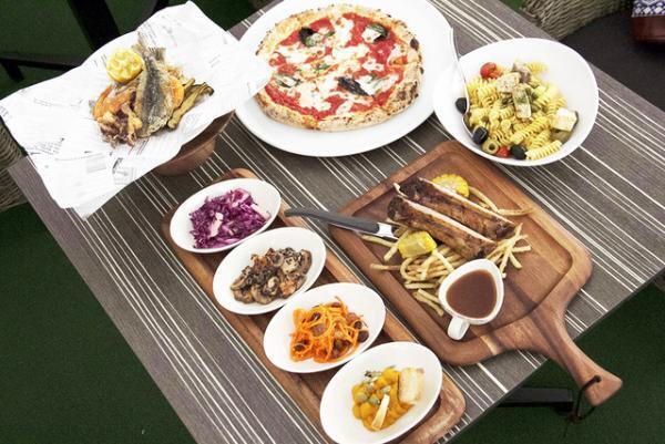 新宿伊勢丹の屋上ビアガーデン、夏の夜風にあたりながらバカンス気分でピザやステーキを堪能！