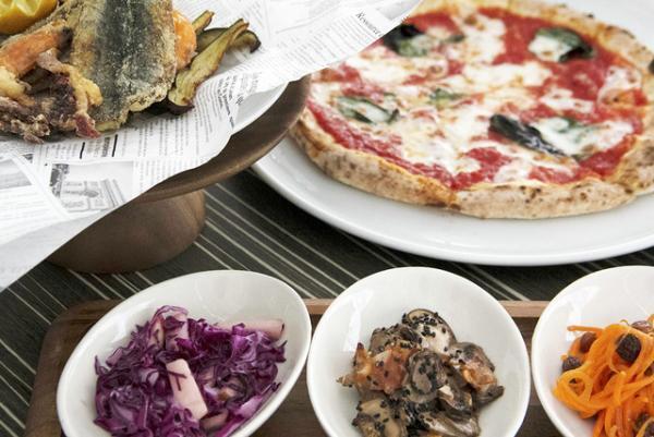 新宿伊勢丹の屋上ビアガーデン、夏の夜風にあたりながらバカンス気分でピザやステーキを堪能！