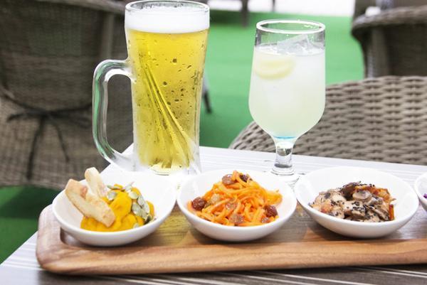 新宿伊勢丹の屋上ビアガーデン、夏の夜風にあたりながらバカンス気分でピザやステーキを堪能！