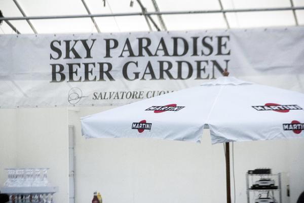 新宿伊勢丹の屋上ビアガーデン、夏の夜風にあたりながらバカンス気分でピザやステーキを堪能！