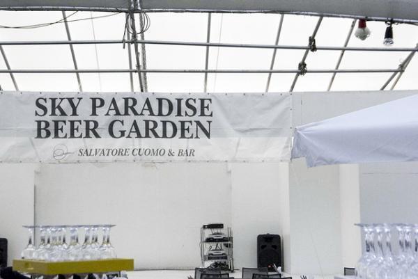 新宿伊勢丹の屋上ビアガーデン、夏の夜風にあたりながらバカンス気分でピザやステーキを堪能！