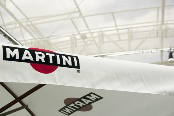 新宿伊勢丹の屋上ビアガーデン、夏の夜風にあたりながらバカンス気分でピザやステーキを堪能！