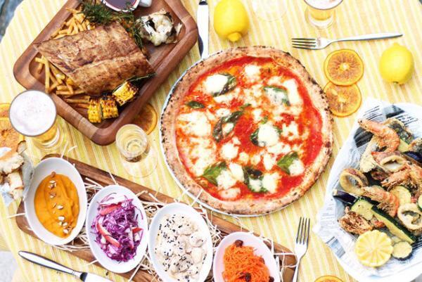 新宿伊勢丹の屋上ビアガーデン、夏の夜風にあたりながらバカンス気分でピザやステーキを堪能！