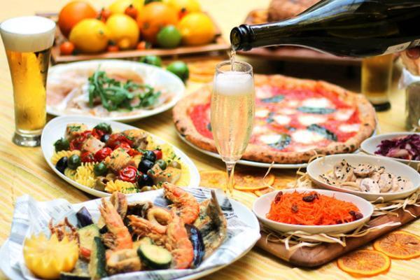 新宿伊勢丹の屋上ビアガーデン、夏の夜風にあたりながらバカンス気分でピザやステーキを堪能！