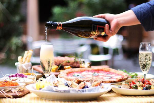 新宿伊勢丹の屋上ビアガーデン、夏の夜風にあたりながらバカンス気分でピザやステーキを堪能！