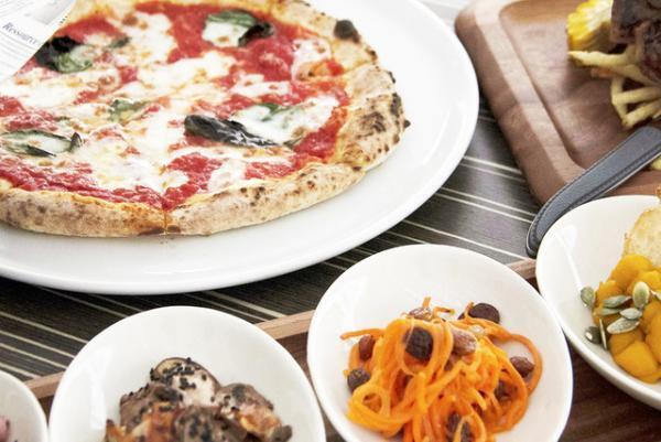 新宿伊勢丹の屋上ビアガーデン、夏の夜風にあたりながらバカンス気分でピザやステーキを堪能！