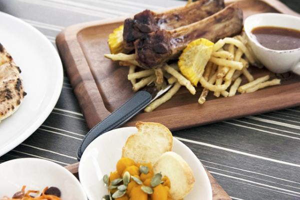 新宿伊勢丹の屋上ビアガーデン、夏の夜風にあたりながらバカンス気分でピザやステーキを堪能！