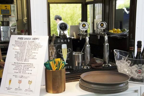 新宿伊勢丹の屋上ビアガーデン、夏の夜風にあたりながらバカンス気分でピザやステーキを堪能！