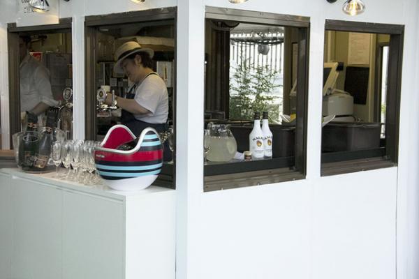 新宿伊勢丹の屋上ビアガーデン、夏の夜風にあたりながらバカンス気分でピザやステーキを堪能！