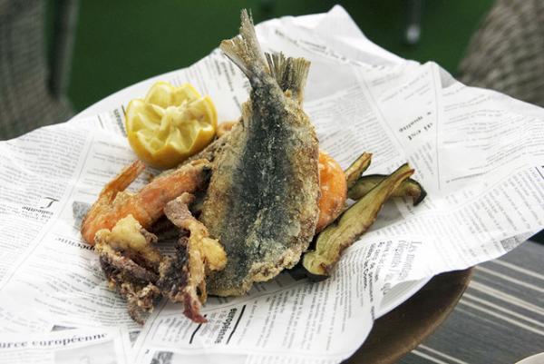 新宿伊勢丹の屋上ビアガーデン、夏の夜風にあたりながらバカンス気分でピザやステーキを堪能！