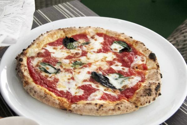 新宿伊勢丹の屋上ビアガーデン、夏の夜風にあたりながらバカンス気分でピザやステーキを堪能！