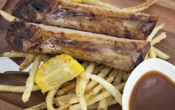 新宿伊勢丹の屋上ビアガーデン、夏の夜風にあたりながらバカンス気分でピザやステーキを堪能！