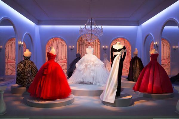 ディオールの軌跡をミニチュアドレスで辿る、「ル・テアトル・ディオール」展が大阪で開催