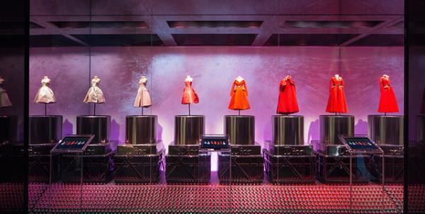 ディオールの軌跡をミニチュアドレスで辿る、「ル・テアトル・ディオール」展が大阪で開催