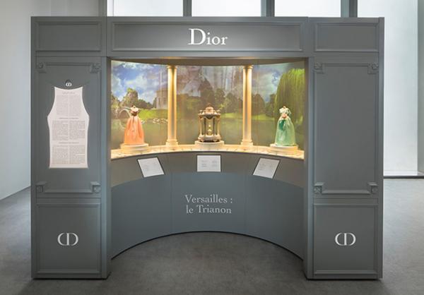 ディオールの軌跡をミニチュアドレスで辿る、「ル・テアトル・ディオール」展が大阪で開催