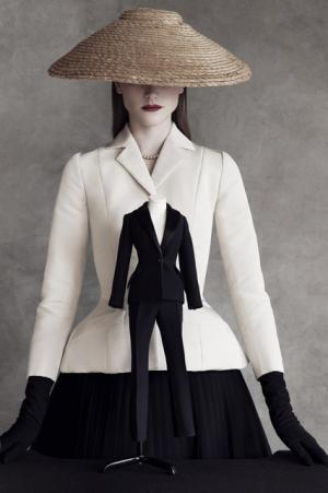 ディオールの軌跡をミニチュアドレスで辿る、「ル・テアトル・ディオール」展が大阪で開催