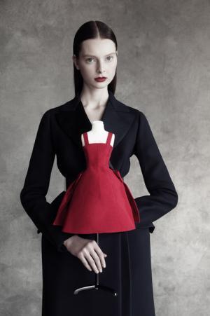 ディオールの軌跡をミニチュアドレスで辿る、「ル・テアトル・ディオール」展が大阪で開催