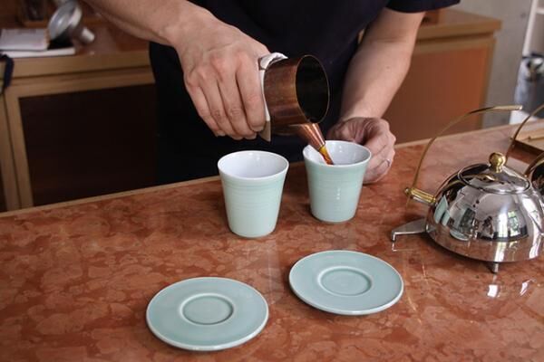 Kaikado Cafeのコーヒーカップ飲み口が楕円型になった朝日焼