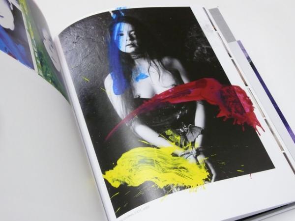 荒木経惟、開催中のフランス初回顧展公式カタログ。約50年の作品を記録【ShelfオススメBOOK】