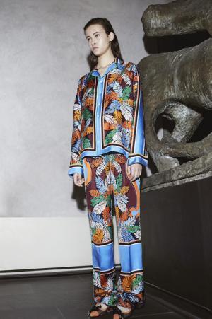 エミリオ・プッチ的アスレジャースタイル。都会的スピード感と至極のリゾートムードを纏う【17年リゾート】