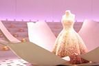 ディオールがミニチュアドレスに宿した美の結晶！9つのドールハウスを舞台に阪急うめだで特別展示開催中