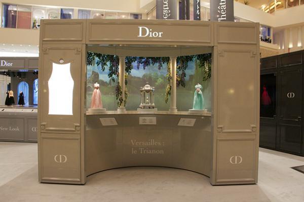 ディオールがミニチュアドレスに宿した美の結晶！9つのドールハウスを舞台に阪急うめだで特別展示開催中