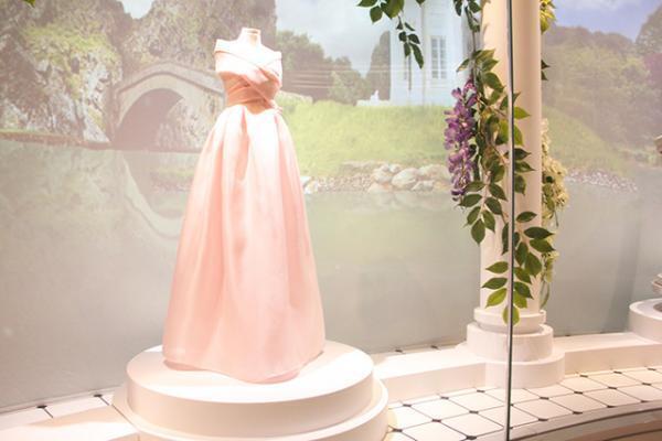 ディオールがミニチュアドレスに宿した美の結晶！9つのドールハウスを舞台に阪急うめだで特別展示開催中