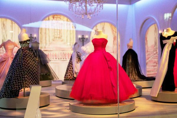 ディオールがミニチュアドレスに宿した美の結晶！9つのドールハウスを舞台に阪急うめだで特別展示開催中