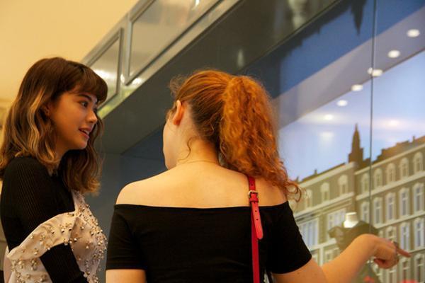 ディオールがミニチュアドレスに宿した美の結晶！9つのドールハウスを舞台に阪急うめだで特別展示開催中