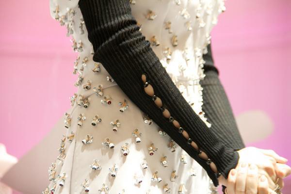 ディオールがミニチュアドレスに宿した美の結晶！9つのドールハウスを舞台に阪急うめだで特別展示開催中