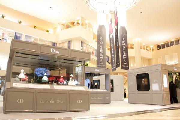ディオールがミニチュアドレスに宿した美の結晶！9つのドールハウスを舞台に阪急うめだで特別展示開催中