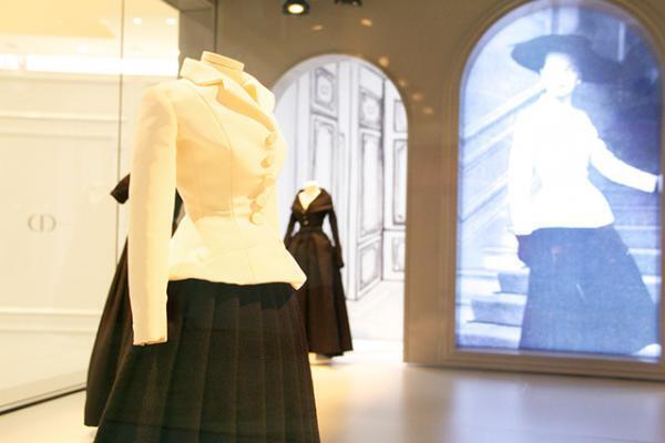 ディオールがミニチュアドレスに宿した美の結晶！9つのドールハウスを舞台に阪急うめだで特別展示開催中