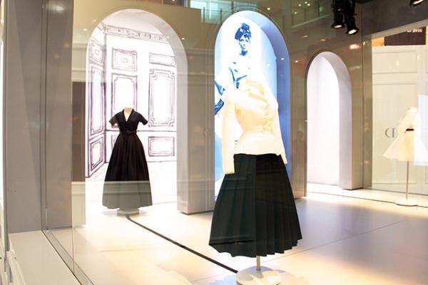 ディオールがミニチュアドレスに宿した美の結晶！9つのドールハウスを舞台に阪急うめだで特別展示開催中