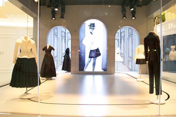 ディオールがミニチュアドレスに宿した美の結晶！9つのドールハウスを舞台に阪急うめだで特別展示開催中