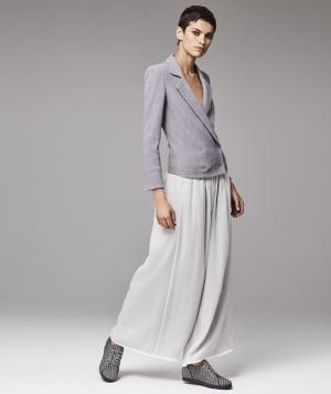 “制服”を着崩すようにファッションを楽しむ、ジョルジオ アルマーニ【17年クルーズ】