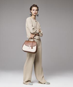 “制服”を着崩すようにファッションを楽しむ、ジョルジオ アルマーニ【17年クルーズ】