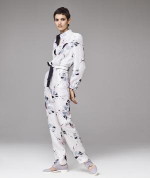 “制服”を着崩すようにファッションを楽しむ、ジョルジオ アルマーニ【17年クルーズ】