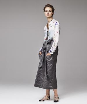 “制服”を着崩すようにファッションを楽しむ、ジョルジオ アルマーニ【17年クルーズ】