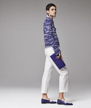 “制服”を着崩すようにファッションを楽しむ、ジョルジオ アルマーニ【17年クルーズ】