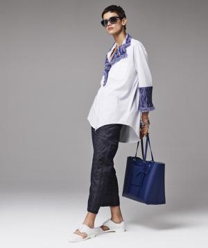 “制服”を着崩すようにファッションを楽しむ、ジョルジオ アルマーニ【17年クルーズ】