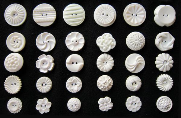 ボタンは小さな芸術作品。西洋アンティークボタンのコレクション展が神戸で開催